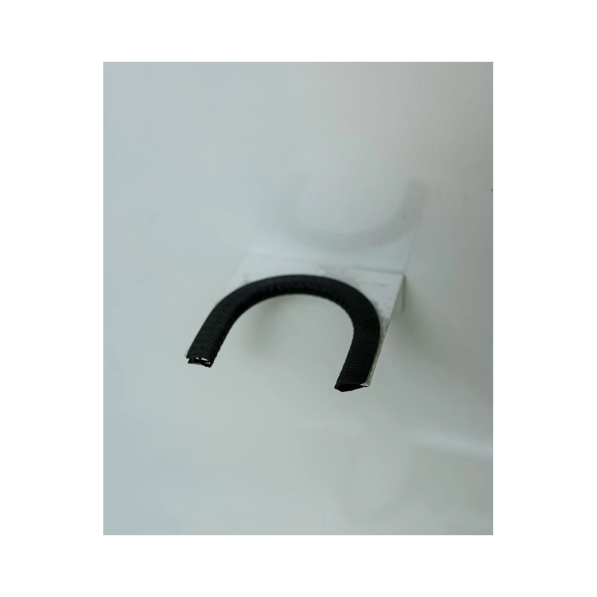 ארון אוניברסלי לעמדת טעינה צבע לבן - Image 3